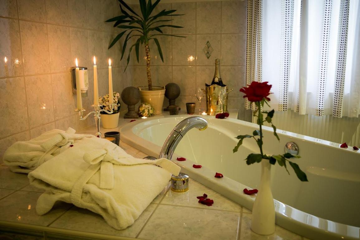 Romantik Hotel Zum Lindengarten Курорт Юнсдорф Екстериор снимка