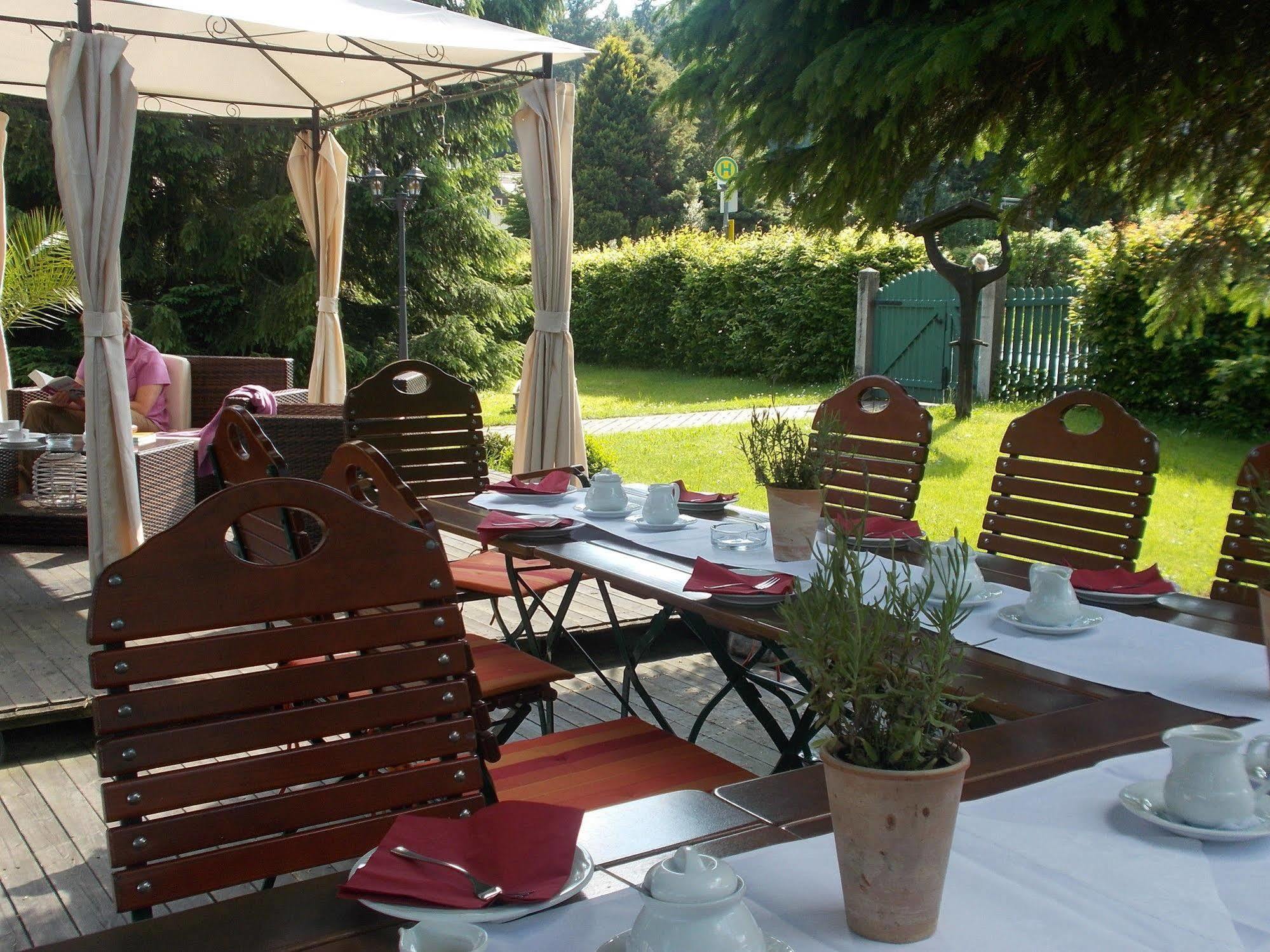 Romantik Hotel Zum Lindengarten Курорт Юнсдорф Екстериор снимка